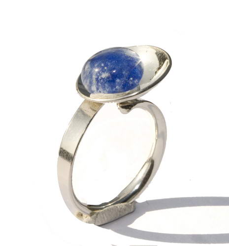 Ring met enkele schotel en as in glas kraal
